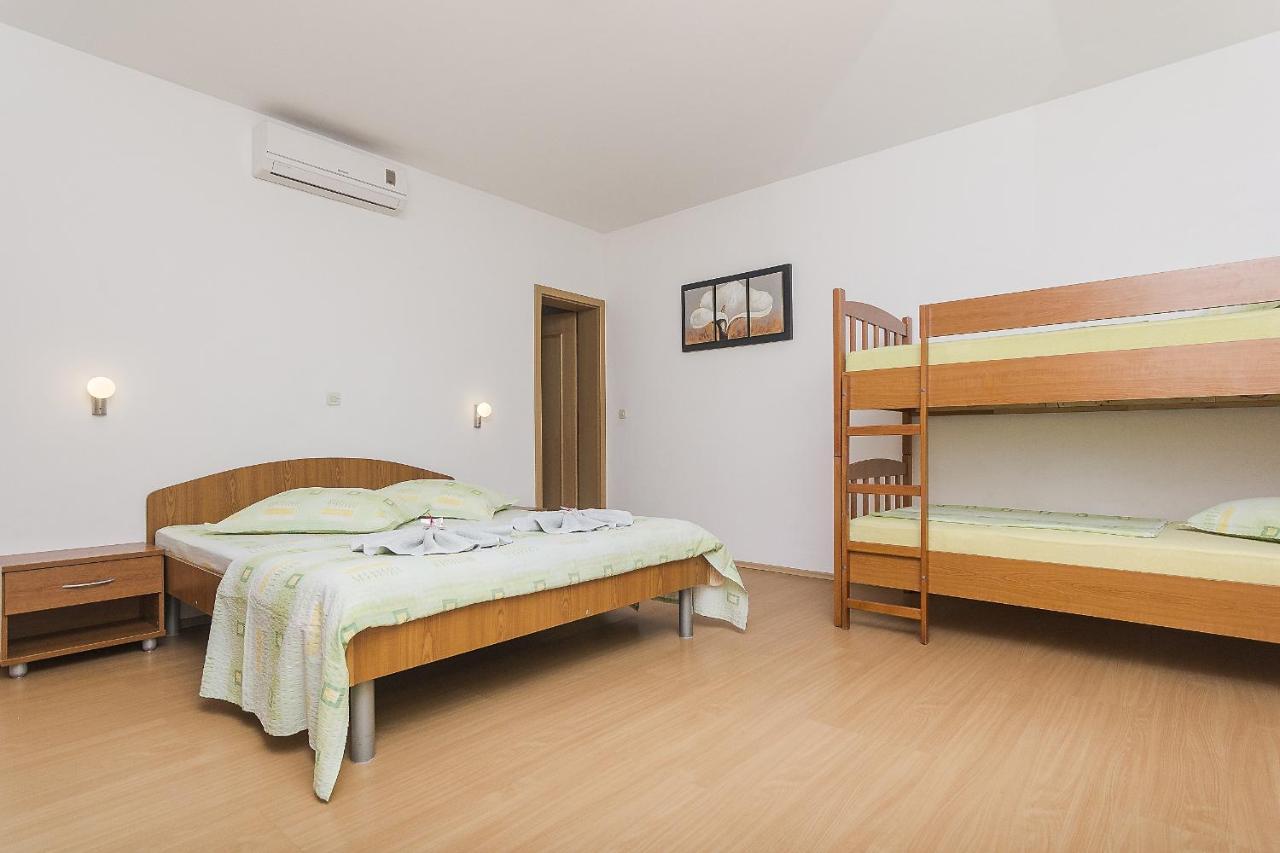 Apartments With A Parking Space Brela, Makarska - 11687 Exterior foto
