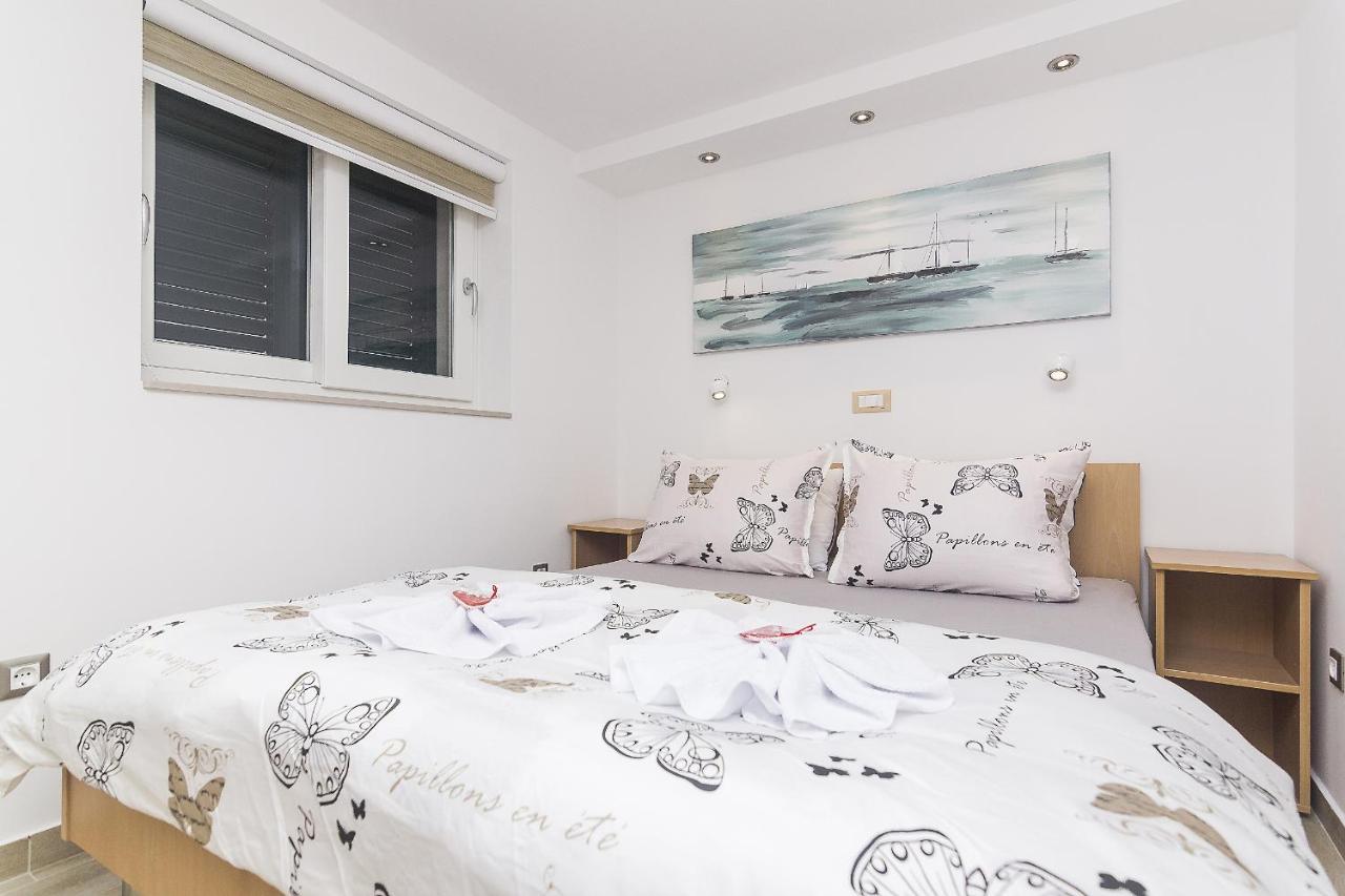 Apartments With A Parking Space Brela, Makarska - 11687 Exterior foto